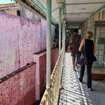 26 octobre à Pointe-à-Pitre. Une délégation inspecte les balcons de l'étage de la maison Souques (musée Saint John Perse). 26 octobre à Pointe-à-Pitre. Une délégation inspecte les balcons de l'étage de la maison Souques (musée Saint John Perse).
