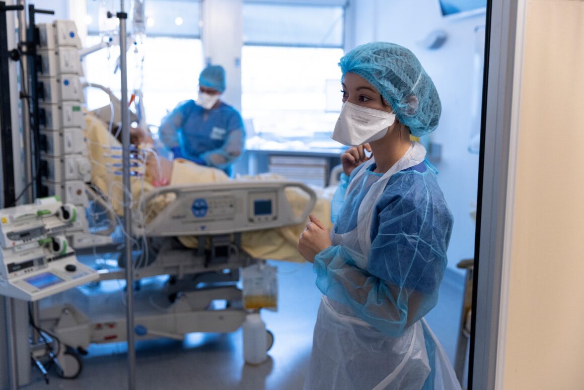 Covid-19 : les vaccins au pas de charge, les traitements à petits pas Covid-19 : les vaccins au pas de charge, les traitements à petits pas