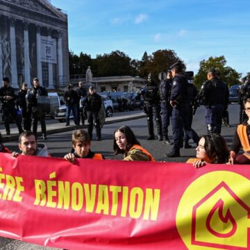 En Europe, des musées aux autoroutes, les nouveaux activistes climatiques imposent le débat En Europe, des musées aux autoroutes, les nouveaux activistes climatiques imposent le débat