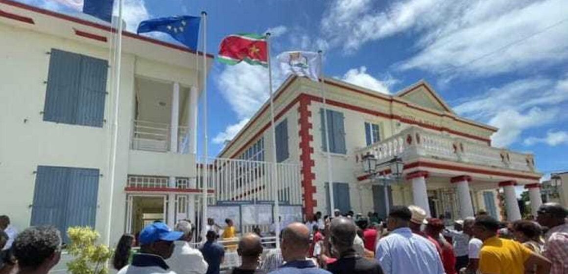 Levée de drapeau à Port-Louis le 27 mai 2023 avec l'officialisation du drapeau UPLG comme emblème régional Levée de drapeau à Port-Louis le 27 mai 2023 avec l'officialisation du drapeau UPLG comme emblème régional