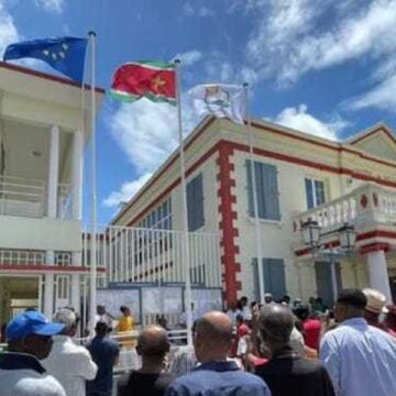 Levée de drapeau à Port-Louis le 27 mai 2023 avec l'officialisation du drapeau UPLG comme emblème régional Levée de drapeau à Port-Louis le 27 mai 2023 avec l'officialisation du drapeau UPLG comme emblème régional