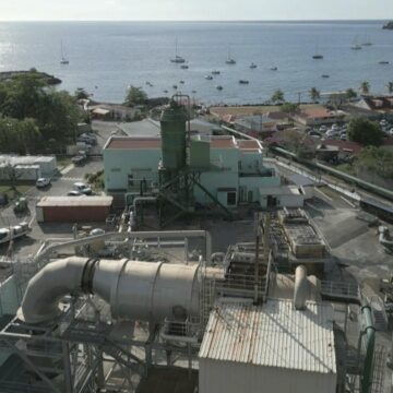 Grâce aux sources d'eau chaude de Bouillante, l'usine de géothermie contribue actuellement à 6 à 7% de la consommation d'électricité en Guadeloupe Grâce aux sources d'eau chaude de Bouillante, l'usine de géothermie contribue actuellement à 6 à 7% de la consommation d'électricité en Guadeloupe