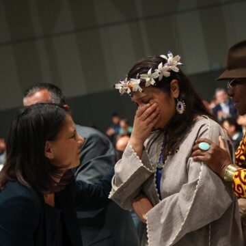 Moriana Philip, représentante des Îles Marshall, en larmes lors de la réunion plénière de clôture de la COP28 à Dubaï, aux Émirats arabes unis le 13 décembre 2023. Photo : UNFCCC/Kiara Worth Moriana Philip, représentante des Îles Marshall, en larmes lors de la réunion plénière de clôture de la COP28 à Dubaï, aux Émirats arabes unis le 13 décembre 2023. Photo : UNFCCC/Kiara Worth