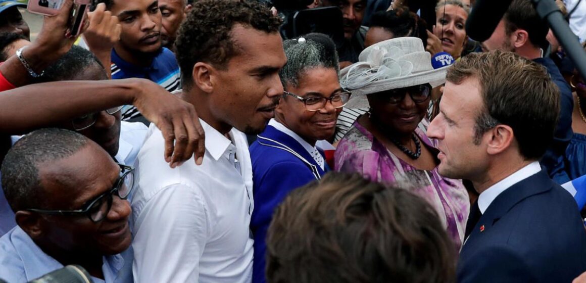 Emmanuel-Macron-lors-dun-bain-de-foule-en-Guadeloupe-29-septembre-2018 Emmanuel Macron lors d'un bain de foule en Guadeloupe le 29 septembre 2018.