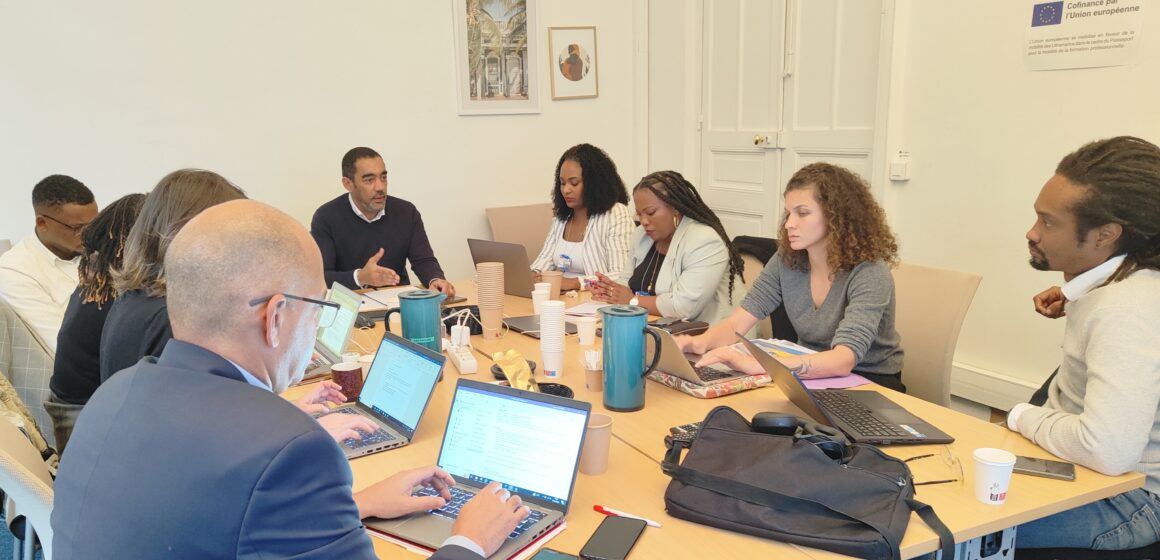Le directeur de L’Agence mobilité Ladom réunit le 24 janvier 2024 à Paris les associations de Guadeloupe et 4 autres départements ultramarins, spécialisées sur le « retour au pays » pour travailler au lancement du Passeport pour le retour. Photo : X Saïd Ahamada Le directeur de L’Agence mobilité Ladom réunit le 24 janvier 2024 à Paris les associations de Guadeloupe et 4 autres départements ultramarins, spécialisées sur le « retour au pays » pour travailler au lancement du Passeport pour le retour. Photo : X Saïd Ahamada