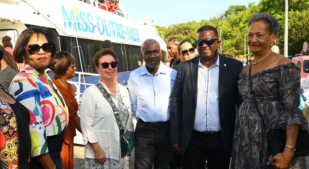de d. à g. : Rolande Nadille-Vala maire de Terre-de-Bas, Guy Losbar président du Département, Jean-Claude Gbenou médecin généraliste, Brigitte Scherb, responsable à l'Agence régionale de santé pour l'organisation des structures de santé, Solanges Nadille sénatrice de Guadeloupe, le 3 février au débarcadère de Terre-de-Bas à l’occasion de l’inauguration du cabinet médical de la commune. de d. à g. : Rolande Nadille-Vala maire de Terre-de-Bas, Guy Losbar président du Département, Jean-Claude Gbenou médecin généraliste, Brigitte Scherb, responsable à l'Agence régionale de santé pour l'organisation des structures de santé, Solanges Nadille sénatrice de Guadeloupe, le 3 février au débarcadère de Terre-de-Bas à l’occasion de l’inauguration du cabinet médical de la commune.