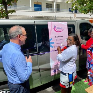 Justine Bénin, la coordonnatrice interministérielle aux droits des femmes en Outre-mer, et le préfet Xavier Lefort dévoilent le 21 février 2024, le bus de Gerty, outil de lutte contre la précarité féminine. Photo : FB Préfecture de Guadeloupe. Justine Bénin, la coordonnatrice interministérielle aux droits des femmes en Outre-mer, et le préfet Xavier Lefort dévoilent le 21 février 2024, le bus de Gerty, outil de lutte contre la précarité féminine. Photo : FB Préfecture de Guadeloupe.