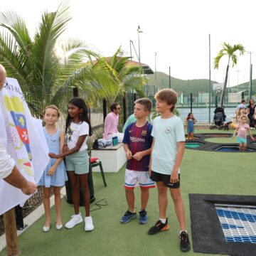 Le 14 février, la plaine des jeux de St Jean à Saint-Barthélemy accueille l'inauguration de sa nouvelle zone ludique. Dévoilement de la plaque. Photo : FB Collectivité de Saint-Barthélemy Officiel Le 14 février, la plaine des jeux de St Jean à Saint-Barthélemy accueille l'inauguration de sa nouvelle zone ludique. Dévoilement de la plaque. Photo : FB Collectivité de Saint-Barthélemy Officiel
