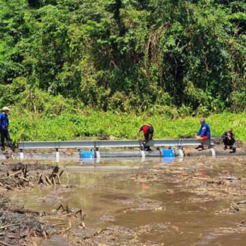 La grosse canalisation (feeder) de Belle-Eau Cadeau qui relie la Basse-Terre à la Grande-Terre qui a explosé le 20 mars a été réparée le 27 mars 2024. Photo : FB Syndicat Mixte de Gestion de l'Eau et de l'Assainissement de Guadeloupe La grosse canalisation (feeder) de Belle-Eau Cadeau qui relie la Basse-Terre à la Grande-Terre qui a explosé le 20 mars a été réparée le 27 mars 2024. Photo : FB Syndicat Mixte de Gestion de l'Eau et de l'Assainissement de Guadeloupe