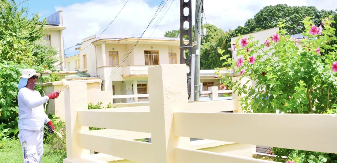 « Lamentin fait peau neuve ! » se réjouit la municipalité ce 25 mars qui annonce 158000€ de travaux de peinture au bourg pour des batîments publicsz et privés. Photo : FB : Ville Lamentin Guadeloupe « Lamentin fait peau neuve ! » se réjouit la municipalité ce 25 mars qui annonce 158000€ de travaux de peinture au bourg pour des batîments publicsz et privés. Photo : FB : Ville Lamentin Guadeloupe