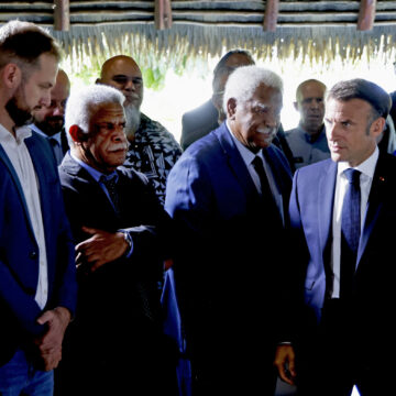 Le président du gouvernement de la Nouvelle-Calédonie, Louis Mapou (3e à partir de la gauche photo ci-dessus), et le président du Congrès de la Nouvelle-Calédonie, Roch Wamytan (au centre), ont assisté à une réunion avec le Président français Emmanuel Macron (2e à partir de la droite), des élus de la Nouvelle-Calédonie et des représentants locaux à la résidence du Haut-commissaire français Louis Le Franc à Nouméa, hier 23 mai. Photo Ludovic Marin / Pool / AFP) Le président du gouvernement de la Nouvelle-Calédonie, Louis Mapou (3e à partir de la gauche photo ci-dessus), et le président du Congrès de la Nouvelle-Calédonie, Roch Wamytan (au centre), ont assisté à une réunion avec le Président français Emmanuel Macron (2e à partir de la droite), des élus de la Nouvelle-Calédonie et des représentants locaux à la résidence du Haut-commissaire français Louis Le Franc à Nouméa, hier 23 mai. Photo Ludovic Marin / Pool / AFP)