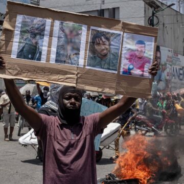 Des centaines de manifestants, dont des citoyens et des policiers du quartier Solino, défilent dans les rues à Port-au-Prince, la capitale d’Haïti, le 12 juin (photo ci-dessus). Ils réclament justice pour les trois policiers anti-gang tués le 9 juin par des gangs alors qu’ils patrouillaient dans une partie de la capitale contrôlée par le chef de gang Jimmy « Barbecue » Cherizier. Photo : Jean Feguens Regala/SIPA/2406131401 Des centaines de manifestants, dont des citoyens et des policiers du quartier Solino, défilent dans les rues à Port-au-Prince, la capitale d’Haïti, le 12 juin (photo ci-dessus). Ils réclament justice pour les trois policiers anti-gang tués le 9 juin par des gangs alors qu’ils patrouillaient dans une partie de la capitale contrôlée par le chef de gang Jimmy « Barbecue » Cherizier. Photo : Jean Feguens Regala/SIPA/2406131401