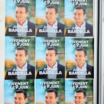 Affiche de campagne de la tête de liste du Rassemblement national, Jordan Bardella, aux élections européennes 2024 Affiche de campagne de la tête de liste du Rassemblement national, Jordan Bardella, aux élections européennes 2024