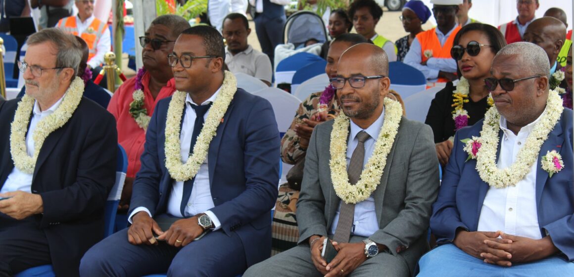 Le ministre chargé de l’Outre-Mer Jean-François Carenco (à gauche) en visite à Mayotte le 23 août 2022 sur le site du chantier Caribus, en présence du président de la communauté d’agglomération Cadema, Rachadi Saindou (2e depuis la gauche) et du 1er vice-président du conseil départemental, Salime Mdéré (3e depuis la gauche). Photo : FB Département de Mayotte Le ministre chargé de l’Outre-Mer Jean-François Carenco (à gauche) en visite à Mayotte le 23 août 2022 sur le site du chantier Caribus, en présence du président de la communauté d’agglomération Cadema, Rachadi Saindou (2e depuis la gauche) et du 1er vice-président du conseil départemental, Salime Mdéré (3e depuis la gauche). Photo : FB Département de Mayotte