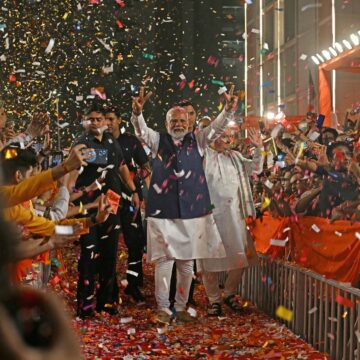 Narendra Modi affiche un signe de victoire au siège de son parti Bharatiya Janata à New Delhi ce mardi 4 juin 2024 pour célébrer la victoire de son parti et ses alliés aux élections parlementaires du pays. Photo Arun Sankar / AFP Narendra Modi affiche un signe de victoire au siège de son parti Bharatiya Janata à New Delhi ce mardi 4 juin 2024 pour célébrer la victoire de son parti et ses alliés aux élections parlementaires du pays. Photo Arun Sankar / AFP