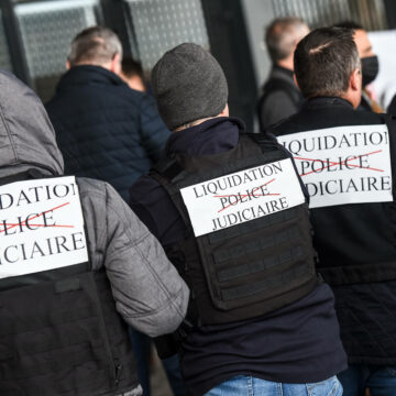 Le 16 mars 2023, des policiers judiciaires sont rassemblés lors d'une manifestation contre la réforme prévue de la police judiciaire (PJ) devant le palais de justice de Nantes, dans l'ouest de la France. Ils s’opposent à la réforme qui verrait le risque d'un 'nivellement par le bas' de la prestigieuse police judiciaire, chargée des crimes et des enquêtes les plus complexes. Photo :Sébastien Salom-Gomis / Sipa / 2303161323Photo :Sébastien Salom-Gomis / Sipa / 2303161323 Le 16 mars 2023, des policiers judiciaires sont rassemblés lors d'une manifestation contre la réforme prévue de la police judiciaire (PJ) devant le palais de justice de Nantes, dans l'ouest de la France. Ils s’opposent à la réforme qui verrait le risque d'un 'nivellement par le bas' de la prestigieuse police judiciaire, chargée des crimes et des enquêtes les plus complexes. Photo :Sébastien Salom-Gomis / Sipa / 2303161323Photo :Sébastien Salom-Gomis / Sipa / 2303161323