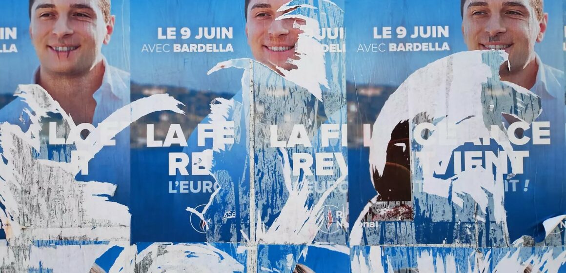 Affiche de campagne déchirées du Rassemblement national au premier tour des législatives anticipées de juin 2024 Affiche de campagne déchirées du Rassemblement national au premier tour des législatives anticipées de juin 2024