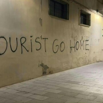 Confrontée à un afflux toujours plus massif de visiteurs, Barcelone la capitale catalane souhaite revoir son modèle touristique, source de tensions parmi les habitants. Confrontée à un afflux toujours plus massif de visiteurs, Barcelone la capitale catalane souhaite revoir son modèle touristique, source de tensions parmi les habitants.
