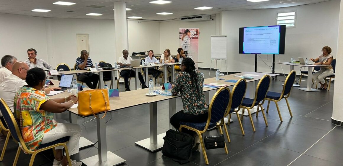 Le conseil d’orientation paritaire du financeur de formation Akto, s’est réuni en Guadeloupe le 1er octobre, en présence de Laurent Barthelemy, président de l’organisme. Yolande Berthelot (CFDT) et Philippe Roquelaure (Medef Guadeloupe) ont participé aux discussions sur les enjeux de l'emploi et de la formation dans les secteurs des services. Photo : Akto Le conseil d’orientation paritaire du financeur de formation Akto, s’est réuni en Guadeloupe le 1er octobre, en présence de Laurent Barthelemy, président de l’organisme. Yolande Berthelot (CFDT) et Philippe Roquelaure (Medef Guadeloupe) ont participé aux discussions sur les enjeux de l'emploi et de la formation dans les secteurs des services. Photo : Akto