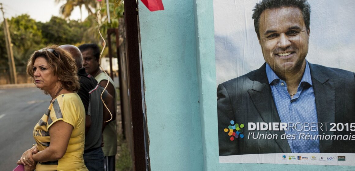 Les gens attendent un rassemblement du candidat aux élections régionales Didier Robert, à Saint Pierre, Ile de la Réunion, 11 décembre 2015. Après les résultats du premier tour, le président sortant affrontera une union de la gauche et du centre. Photo : Arnaud Andrieu / Sipa Les gens attendent un rassemblement du candidat aux élections régionales Didier Robert, à Saint Pierre, Ile de la Réunion, 11 décembre 2015. Après les résultats du premier tour, le président sortant affrontera une union de la gauche et du centre. Photo : Arnaud Andrieu / Sipa
