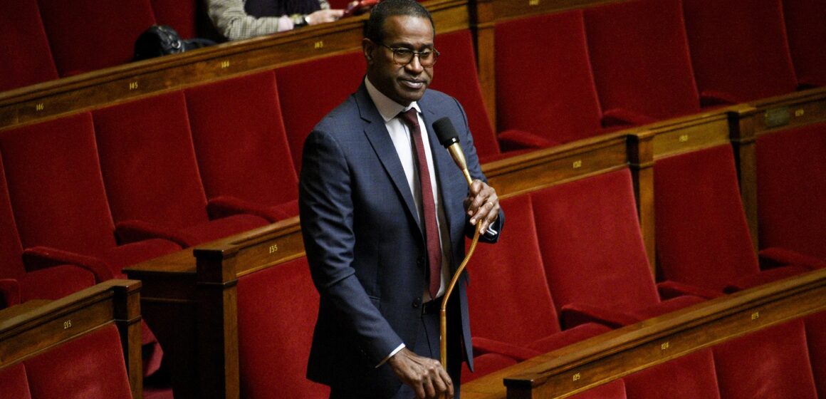 L'Assemblée nationale, Paris le 18 mars 2024. Le député de Guadeloupe Max Mathiasin intervient sur le report du renouvellement général des membres des congrès et assemblées de Nouvelle-Calédonie. Photo : Magali Cohen / Hans Lucas via AFP L'Assemblée nationale, Paris le 18 mars 2024. Le député de Guadeloupe Max Mathiasin intervient sur le report du renouvellement général des membres des congrès et assemblées de Nouvelle-Calédonie. Photo : Magali Cohen / Hans Lucas via AFP