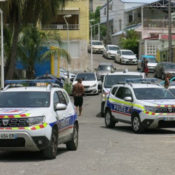 Opération de police sur la plage de la Datcha au Gosier le 28 aout 2021. Photo : Morel Gilles / Sipa Opération de police sur la plage de la Datcha au Gosier le 28 aout 2021. Photo : Morel Gilles / Sipa