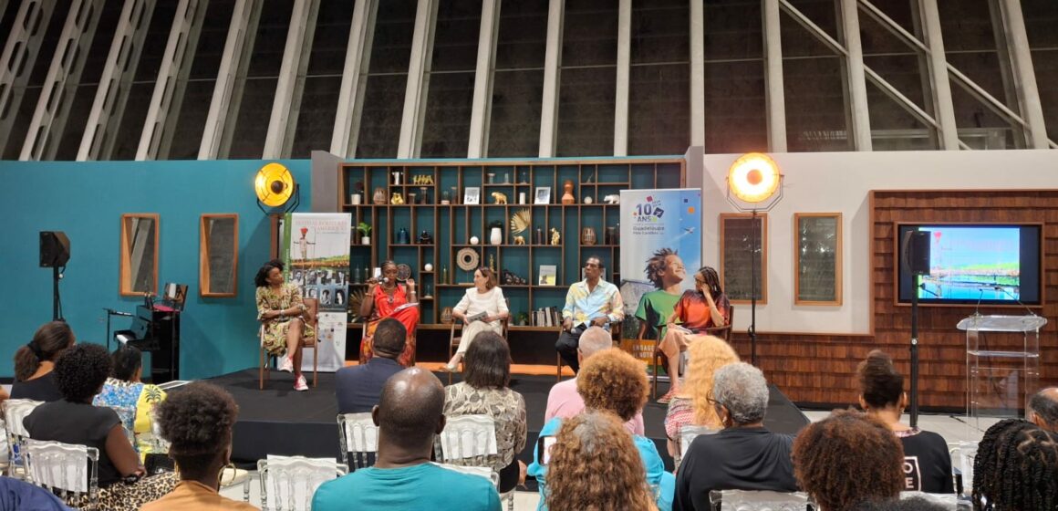 Ce samedi 23 novembre, l’aéroport Guadeloupe Maryse-Condé a accueilli une soirée artistique en hommage à l’écrivaine guadeloupéenne. Photo : FB Région Guadeloupe Ce samedi 23 novembre, l’aéroport Guadeloupe Maryse-Condé a accueilli une soirée artistique en hommage à l’écrivaine guadeloupéenne. Photo : FB Région Guadeloupe
