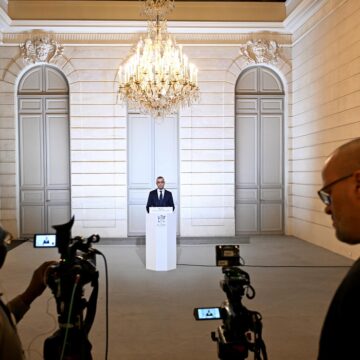 Alexis Kohler, secrétaire général de l'Elysée, annonce la composition du gouvernement de François Bayrou à l'Elysée, Paris, 23 décembre. Photo : Jeanne Accorsini / Sipa Alexis Kohler, secrétaire général de l'Elysée, annonce la composition du gouvernement de François Bayrou à l'Elysée, Paris, 23 décembre. Photo : Jeanne Accorsini / Sipa