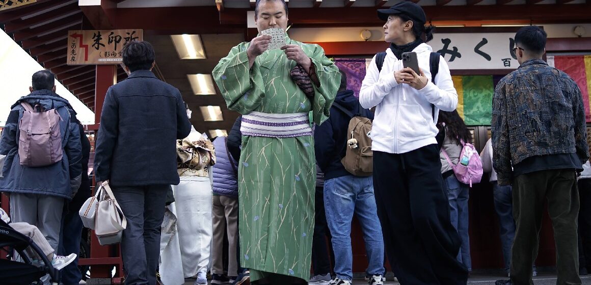 Les visiteurs vérifient les « Omikuji » ou bandes de papier révélatrices de bonnes aventures au temple bouddhiste Sensoji du district d'Asakusa, le mercredi 18 décembre 2024, à Tokyo. Photo : Eugene Hoshiko / Sipa Les visiteurs vérifient les « Omikuji » ou bandes de papier révélatrices de bonnes aventures au temple bouddhiste Sensoji du district d'Asakusa, le mercredi 18 décembre 2024, à Tokyo. Photo : Eugene Hoshiko / Sipa