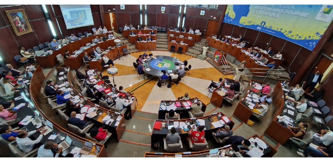 plenière région Les élus du conseil régional réunis vendredi 30 juin 2023 pour la 3e séance plénière salle des délibérations à Basse-Terre. FB Région Guadeloupe