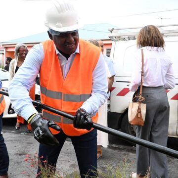 Guy Losbar, président du conseil départemental, mis en scène pour tirer un câble du réseau cuivré qui devient officiellement fermé ce 9 juillet 2025 sur le territoire de Petit-Bourg. Photo : FB conseil départemental. Guy Losbar, président du conseil départemental, mis en scène pour tirer un câble du réseau cuivré qui devient officiellement fermé ce 9 juillet 2025 sur le territoire de Petit-Bourg. Photo : FB conseil départemental.