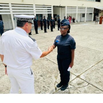 Une recrue de la 153e promotion de policiers adjoints lors de la cérémonie de fin de formation aux Abymes le 21 août. Photo : Police nationale de la Guadeloupe Une recrue de la 153e promotion de policiers adjoints lors de la cérémonie de fin de formation aux Abymes le 21 août. Photo : Police nationale de la Guadeloupe
