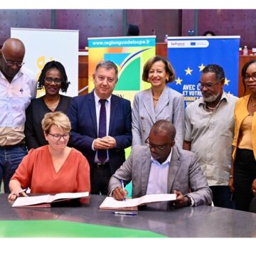 Le président de la Région Guadeloupe, Ary Chalus, et Marie-Adeline Peix, directrice exécutive de Bpifrance, signent le nouveau partenariat 2025-2028 à l'Hôtel de Région le 24 octobre. Photo : Région Guadeloupe