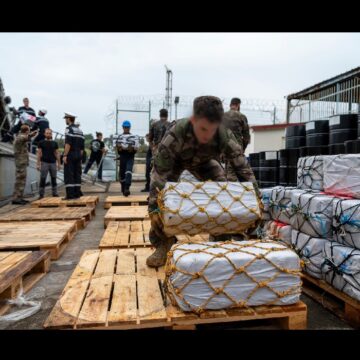 Les 7,056 kg de cocaïne saisis sur un navire de pêche sans pavillon dans la zone Antilles le 6 octobre 2025 sont débarqués par la Marine nationale au port de Fort-de-France. Photo : Forces armées aux Antilles Les 7,056 kg de cocaïne saisis sur un navire de pêche sans pavillon dans la zone Antilles le 6 octobre 2025 sont débarqués par la Marine nationale au port de Fort-de-France. Photo : Forces armées aux Antilles