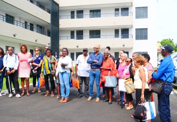 Les premiers résidents devant la résidence Dagonia au Lamentin, lors de la remise des clés le 27 novembre. Photo : Ville Lamentin Guadeloupe