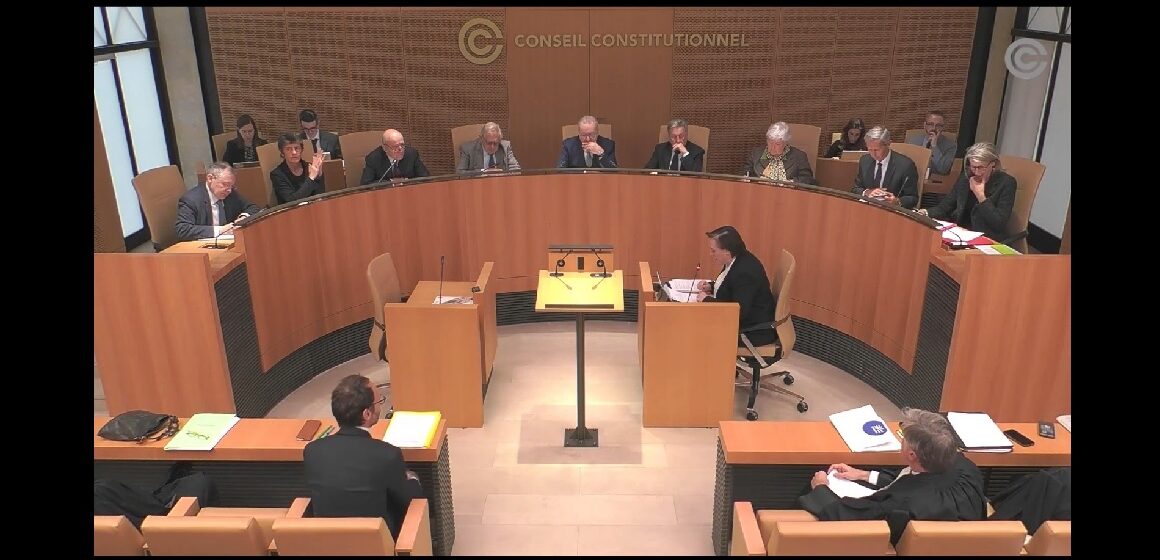 Lors de la séance du 5 décembre 2025, le Conseil constitutionnel examine la question prioritaire de constitutionnalité (QPC) transmise par la Cour de cassation dans le cadre de l’affaire Pancrel, qui a abouti à l'encadrement de l'exécution provisoire des peines d’inéligibilité. Photo: Capture écran Conseil constitutionnel