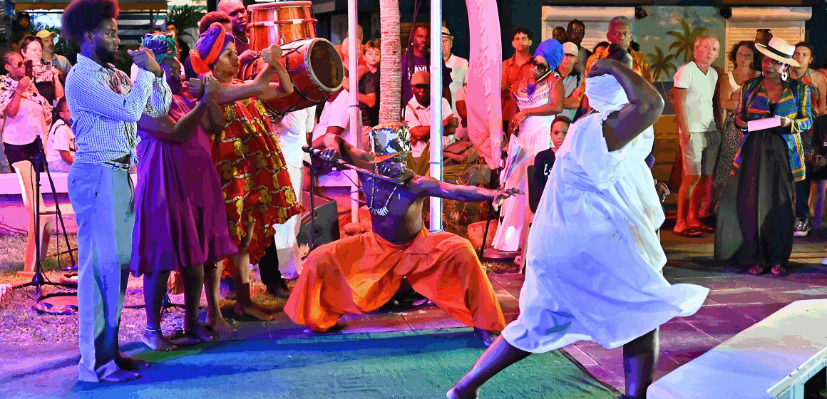 Le corps en mouvement des danseurs et l'énergie du gwoka des tanbouyé à Gloriyé gwoka. Photo : Département Guadeloupe