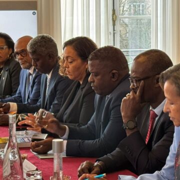 La délégation d'élus guadeloupéens en réunion au ministère des Outre-mer à Paris, le 19 décembre. L'entretien avec la ministre a mis en lumière les profondes divisions sur le projet d'évolution institutionnelle de l'archipel. La délégation d'élus guadeloupéens en réunion au ministère des Outre-mer à Paris, le 19 décembre. L'entretien avec la ministre a mis en lumière les profondes divisions sur le projet d'évolution institutionnelle de l'archipel.