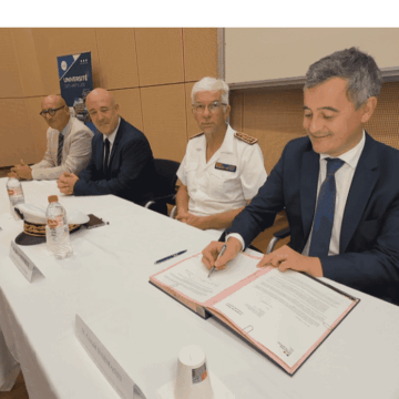 Le ministre de la Justice Gérald Darmanin signe la lettre d'engagement pour la création d'une prépa-Talents à l'École nationale de la magistrature (ENM) à l'université des Antilles, le 8 décembre à Saint-Claude. Une première en Outre-mer pour corriger la sous-représentation des magistrats ultramarins. Photo : DR Le ministre de la Justice Gérald Darmanin signe la lettre d'engagement pour la création d'une prépa-Talents à l'École nationale de la magistrature (ENM) à l'université des Antilles, le 8 décembre à Saint-Claude. Une première en Outre-mer pour corriger la sous-représentation des magistrats ultramarins. Photo : DR
