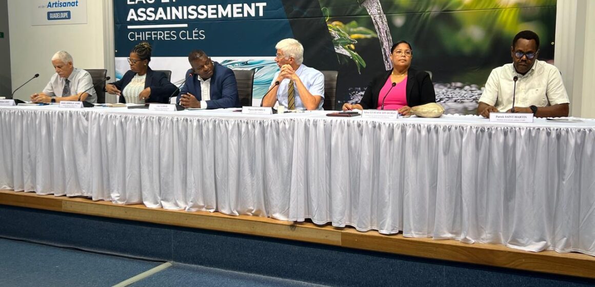 La délégation qui a présenté les « chiffres de l'eau » de l’année 2023. De droite à gauche : Patrick Saint-Martin (ARS), Sylvie Gustave dit Duflot (Région/OFB), Thierry Devimeux (préfet), Guy Losbar (Département), Isabelle Amirail-Jomie (Office de l'eau) et Dominique Laban (Smgeag). C'est le préfet qui a livré le diagnostic le plus sévère. Photo : Le Courrier de Guadeloupe La délégation qui a présenté les « chiffres de l'eau » de l’année 2023. De droite à gauche : Patrick Saint-Martin (ARS), Sylvie Gustave dit Duflot (Région/OFB), Thierry Devimeux (préfet), Guy Losbar (Département), Isabelle Amirail-Jomie (Office de l'eau) et Dominique Laban (Smgeag). C'est le préfet qui a livré le diagnostic le plus sévère. Photo : Le Courrier de Guadeloupe