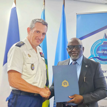 Signature du protocole d'accord entre la Caricom Impacs et la gendarmerie de Guadeloupe. A droite le lieutenant-colonel Michael Jones (directeur exécutif de l'agence caribéenne) et à gauche le général de brigade Christophe Perret (commandant de la gendarmerie en Guadeloupe). Photo : Gendarmerie de Guadeloupe Signature du protocole d'accord entre la Caricom Impacs et la gendarmerie de Guadeloupe. A droite le lieutenant-colonel Michael Jones (directeur exécutif de l'agence caribéenne) et à gauche le général de brigade Christophe Perret (commandant de la gendarmerie en Guadeloupe). Photo : Gendarmerie de Guadeloupe