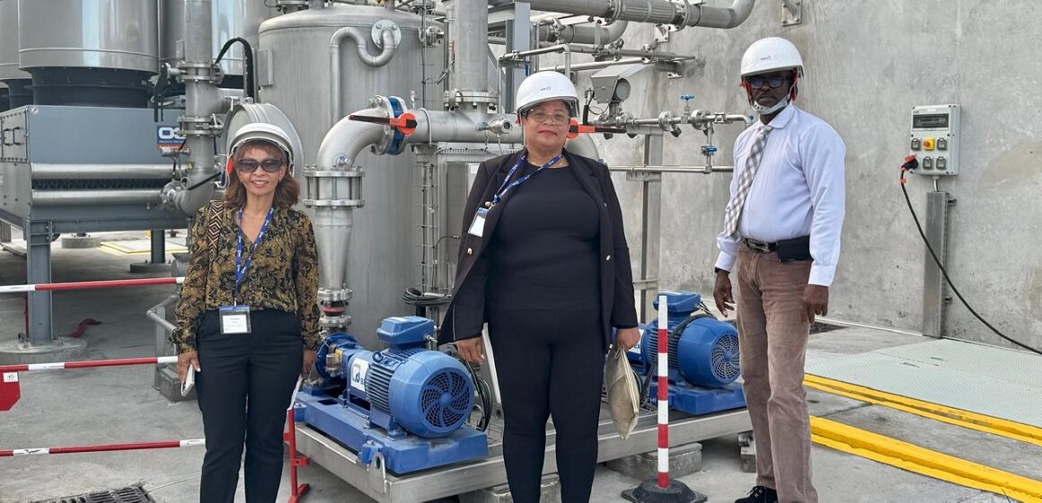 Les élus régionaux Ary Chalus, Sylvie Gustave dit Duflo et Sylvie Vanoukia lors de l'inauguration du compensateur synchrone de Jarry, le 10 décembre. Leur présence devait « insister sur la portée politique » du projet. Deux ans avant l'échéance de la Programmation pluriannuelle de l’énergie, le fossé se creuse entre les annonces et la réalité du mix énergétique. Photo : Région Guadeloupe Les élus régionaux Ary Chalus, Sylvie Gustave dit Duflo et Sylvie Vanoukia lors de l'inauguration du compensateur synchrone de Jarry, le 10 décembre. Leur présence devait « insister sur la portée politique » du projet. Deux ans avant l'échéance de la Programmation pluriannuelle de l’énergie, le fossé se creuse entre les annonces et la réalité du mix énergétique. Photo : Région Guadeloupe