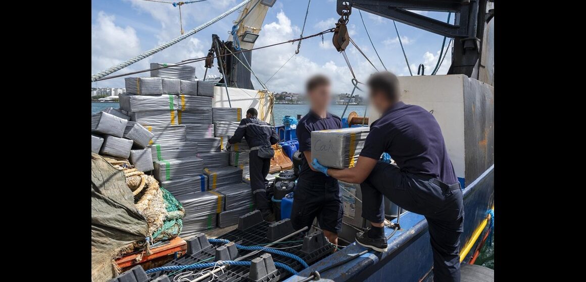 Le débarquement des 138 ballots de cocaïne saisis, à Fort-de-France en Martinique. Les 4,2 tonnes ont été interceptées en mer le 14 décembre par la Marine nationale. Photo : Forces armées aux Antilles Le débarquement des 138 ballots de cocaïne saisis, à Fort-de-France en Martinique. Les 4,2 tonnes ont été interceptées en mer le 14 décembre par la Marine nationale. Photo : Forces armées aux Antilles