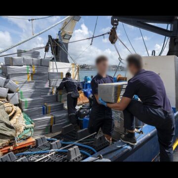 Le débarquement des 138 ballots de cocaïne saisis, à Fort-de-France en Martinique. Les 4,2 tonnes ont été interceptées en mer le 14 décembre par la Marine nationale. Photo : Forces armées aux Antilles Le débarquement des 138 ballots de cocaïne saisis, à Fort-de-France en Martinique. Les 4,2 tonnes ont été interceptées en mer le 14 décembre par la Marine nationale. Photo : Forces armées aux Antilles