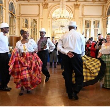 Dans les salons du ministère de la Culture, des danseurs en tenue traditionnelle créole exécutent une figure du quadrille guadeloupéen, lors de la cérémonie de son inscription au Patrimoine Culturel Immatériel, le 17 décembre 2025. Photo : DR Dans les salons du ministère de la Culture, des danseurs en tenue traditionnelle créole exécutent une figure du quadrille guadeloupéen, lors de la cérémonie de son inscription au Patrimoine Culturel Immatériel, le 17 décembre 2025. Photo : DR
