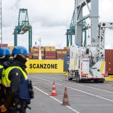 Un scanner utilisé pour inspecter les conteneurs est présenté lors d'un point presse de l'administration des douanes concernant les saisies de drogue du premier semestre 2025 au port d'Anvers en Belgique, lundi 07 juillet 2025 à Doel. Photo : Shutterstock / Sipa