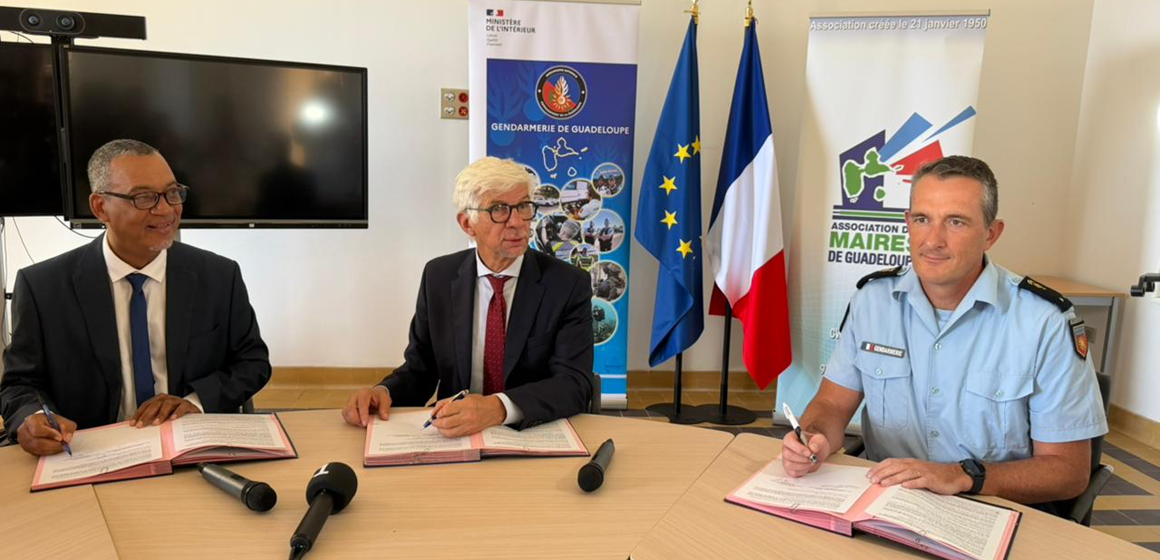 Signature de la convention entre la gendarmerie nationale et l’Association des Maires de Guadeloupe présidée par Jocelyn Sapotille, ce mardi 13 janvier à Basse-Terre, sous l’égide du préfet Thierry Devimeux. Photo : Préfecture de Guadeloupe Signature de la convention entre la gendarmerie nationale et l’Association des Maires de Guadeloupe présidée par Jocelyn Sapotille, ce mardi 13 janvier à Basse-Terre, sous l’égide du préfet Thierry Devimeux. Photo : Préfecture de Guadeloupe