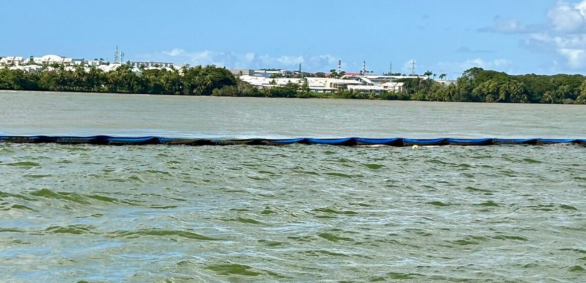 Au large d’Arnouville, entre Petit-Bourg et Baie-Mahault, le barrage déviant est de retour ce 27 janvier 2026. Photo: Préfecture de Guadeloupe