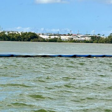 Au large d’Arnouville, entre Petit-Bourg et Baie-Mahault, le barrage déviant est de retour ce 27 janvier 2026. Photo: Préfecture de Guadeloupe Au large d’Arnouville, entre Petit-Bourg et Baie-Mahault, le barrage déviant est de retour ce 27 janvier 2026. Photo: Préfecture de Guadeloupe