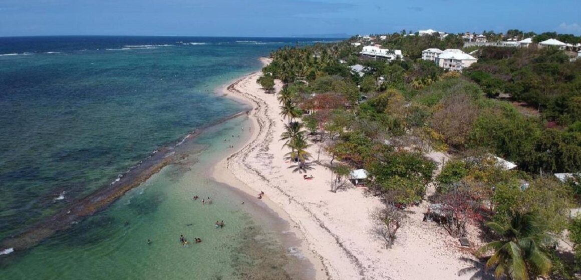 Vue aérienne de la plage de l'autre bord au Moule. Photo: DR Vue aérienne de la plage de l'autre bord au Moule. Photo: DR
